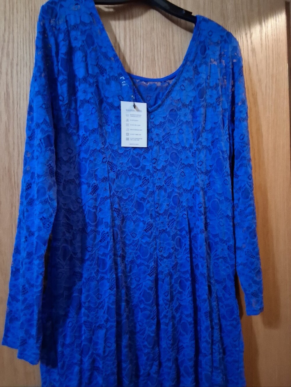 Long -sleeved lace dress, intricate floral lace overlay. 22W Pinup Fashion - Picture 6 of 9